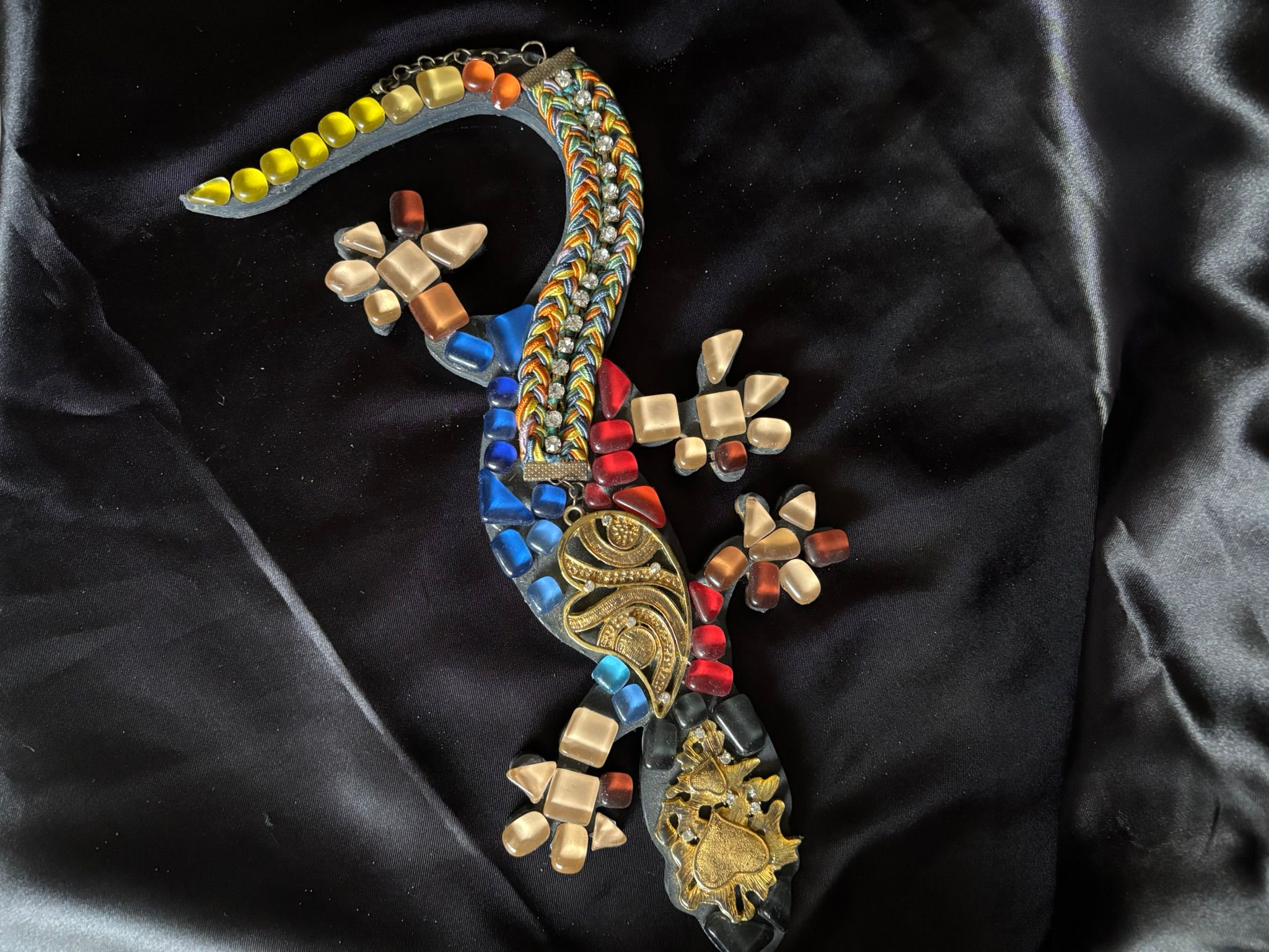 Gekko met sieraden